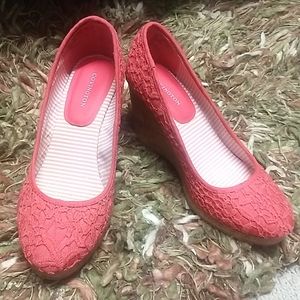 Covington salmon/pink color wedge shoes. Size 7.5. Excellent condition.